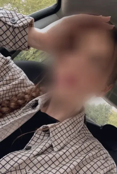 Büsra, 28