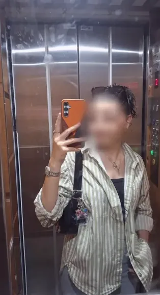 Büsra, 21