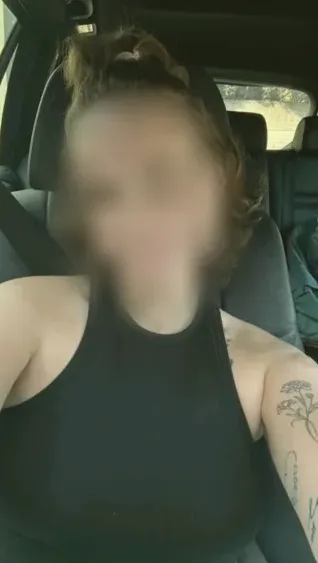 Claudia, 35