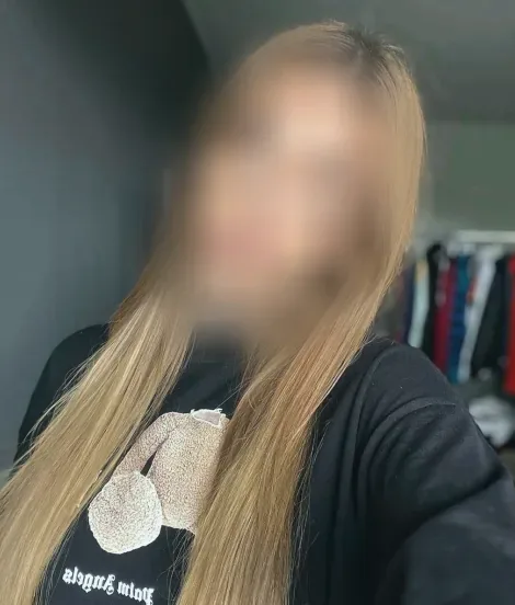 Manuela, 28