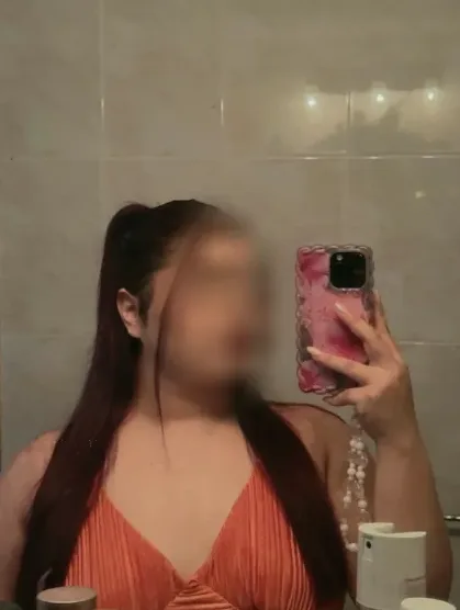 Nadine, 22