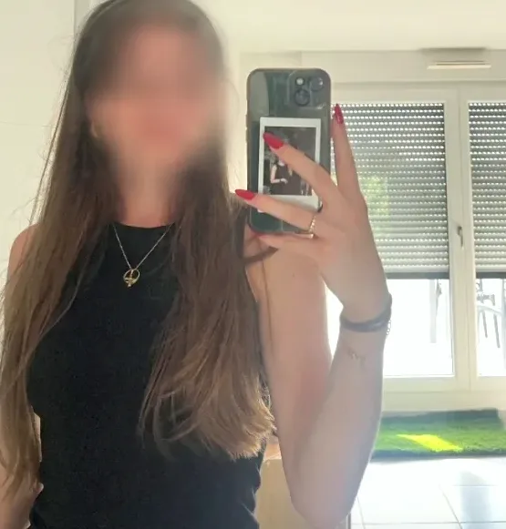 Vivien, 27